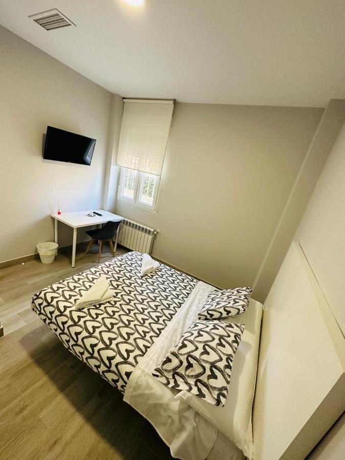 Hospedaje Cuatro Vientos Madrid Exterior foto